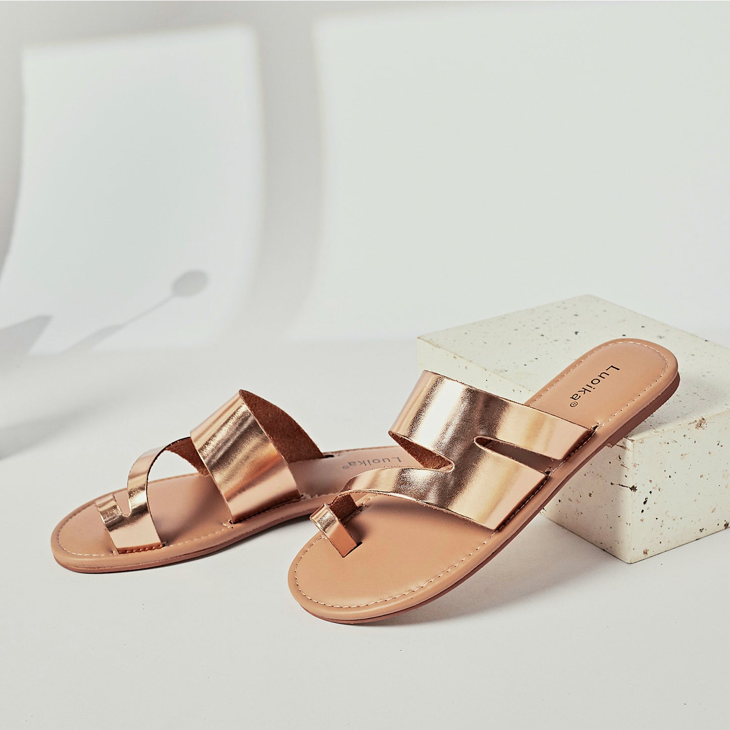 Luoika Women's Wide Width Flat Sandals, Flip Flop Slides Sandal Casual Strapy Sandal Slip on Summer Beach Shoes for Women.