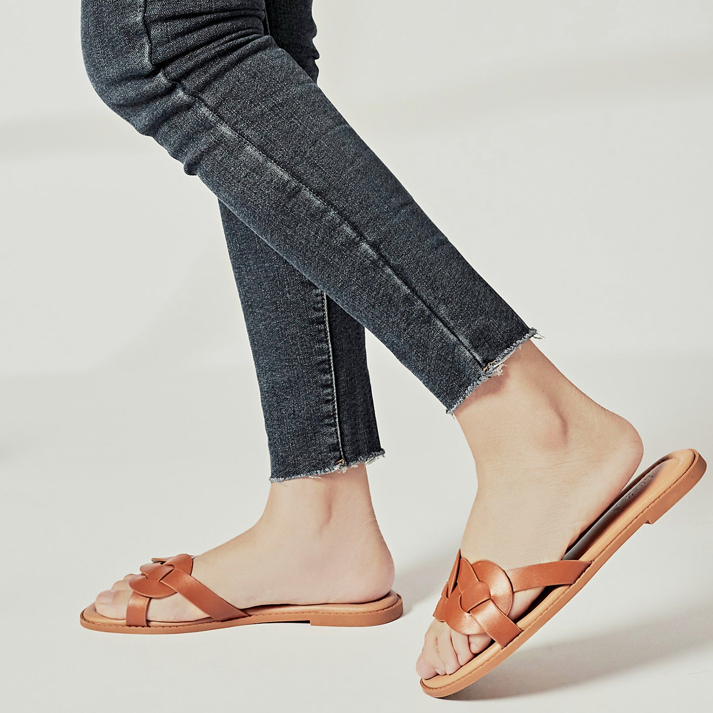 Luoika Women's Wide Width Flat Slides Sandals, Casual Comfortable Summer Beach Shoes Slip on Slide Sandal for Women.