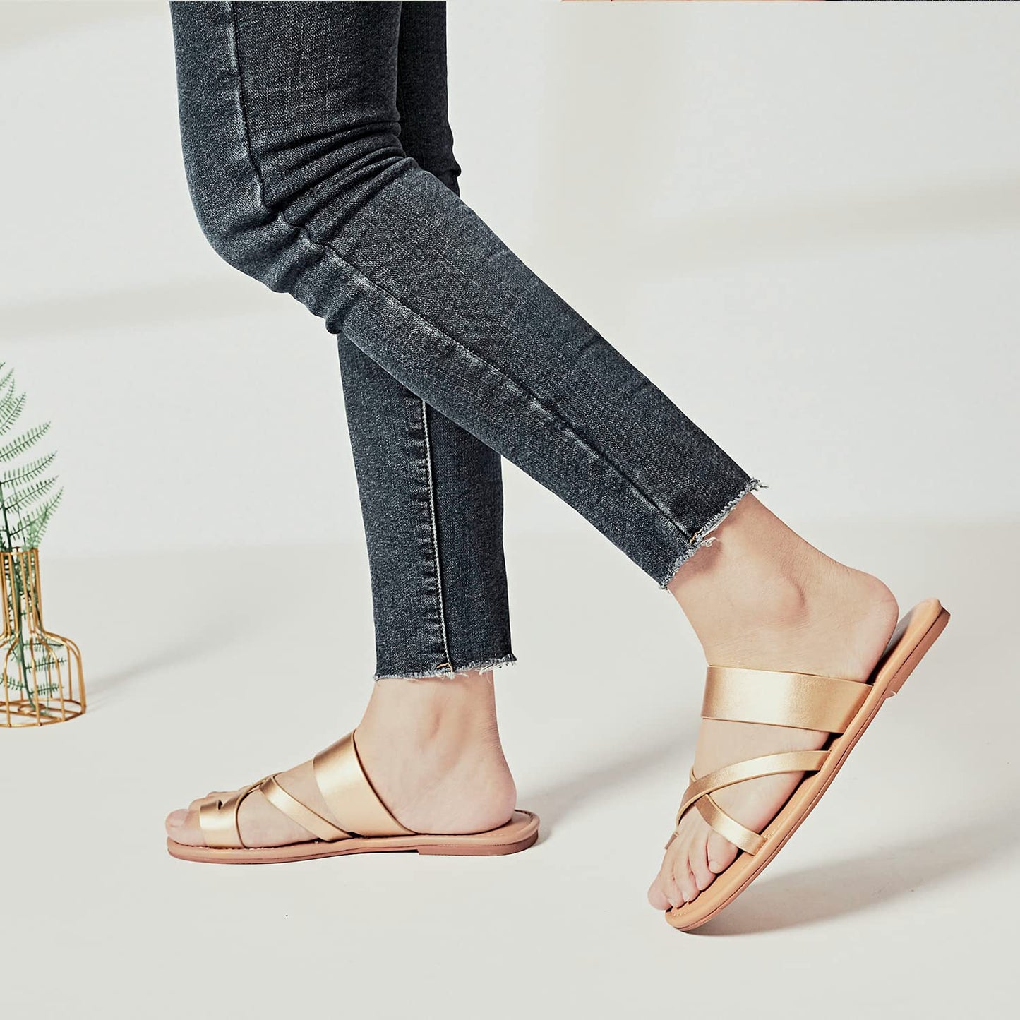 Luoika Women's Wide Width Flat Sandals, Flip Flop Slides Sandal Casual Strapy Sandal Slip on Summer Beach Shoes for Women.