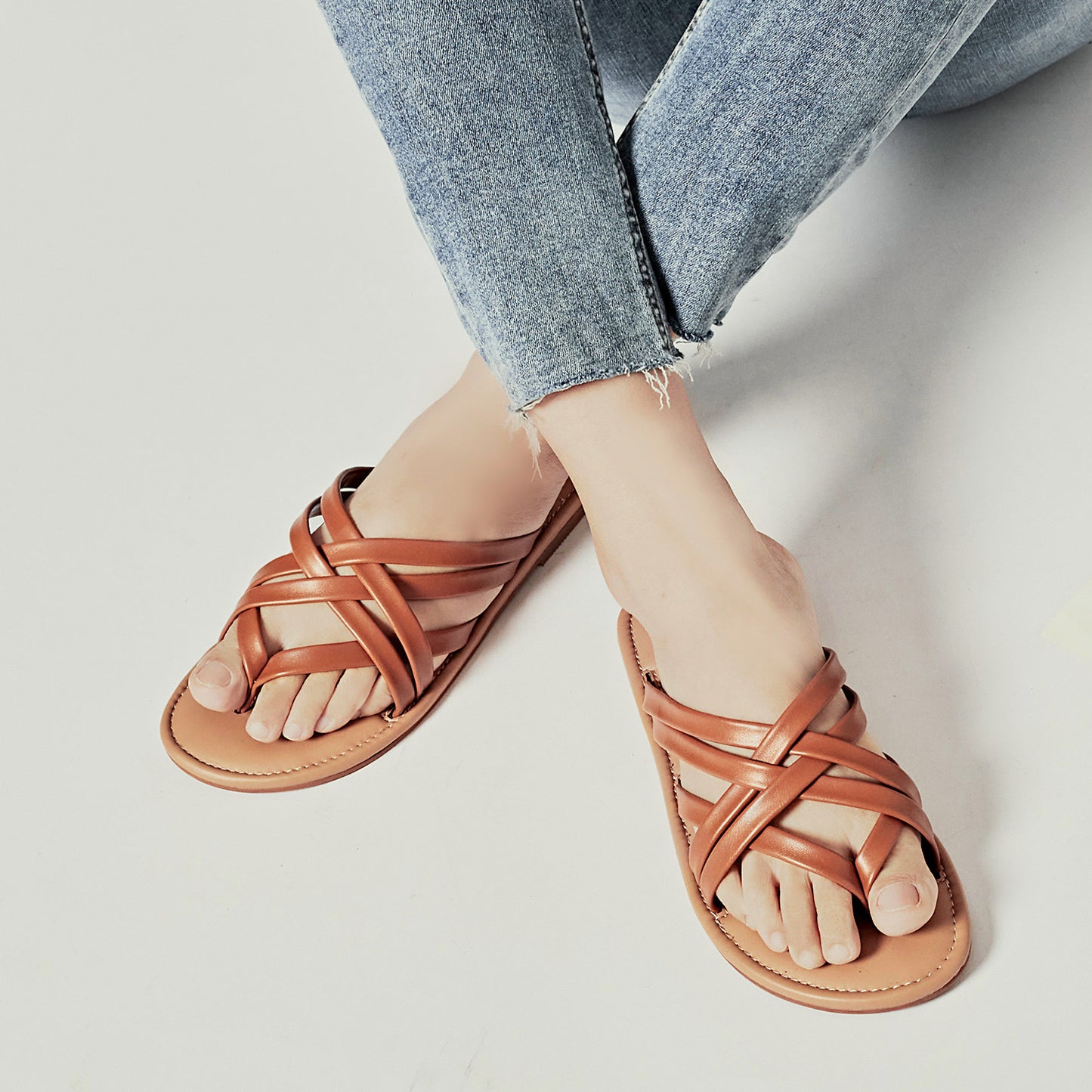 Luoika Women's Wide Width Flat Sandals, Flip Flop Slides Sandal Casual Strapy Sandal Slip on Summer Beach Shoes for Women.